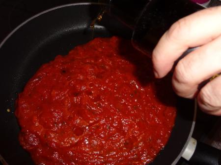 préparation de la sauce tomate